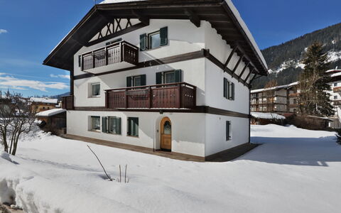Pozza di Fassa 642: Sky, Building, Snow, Property, Window, Plant, Tree, House, Slope, Residential Area