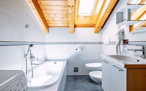 Soraga di Fassa 658: Tap, Sink, Property, Building, Plumbing Fixture, Bathtub, Bathroom, Cabinetry, Interior Design, Bathroom Sink