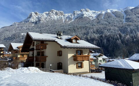 Soraga di Fassa 658: Snow, Cloud, Mountain, Sky, Property, Building, Window, Nature, House, Slope
