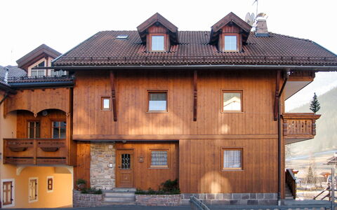 Campitello 633: Sky, Building, Window, Property, Wood, House, Architecture, Door, Facade, Roof