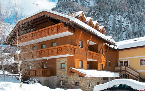 Campitello 633: Snow, Building, Property, Cloud, Sky, Mountain, Window, Tree, Car, Vehicle