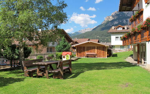 Campitello 634: Plant, Sky, Building, Cloud, Property, Tree, Nature, Natural Landscape, Outdoor Bench, Wood