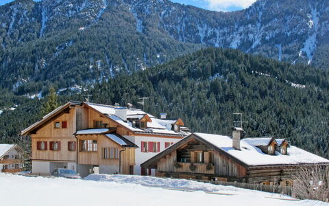 Mantel: Sky, Mountain, Cloud, Property, Snow, Building, Ecoregion, Nature, House, Slope
