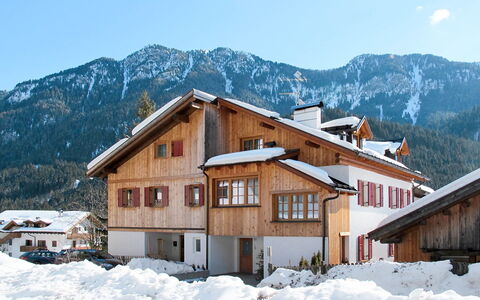 Mantel: Snow, Winter, Mountain, House, Property, Mountainous Landforms, Hill Station, Home, Mountain Village, Mountain Range