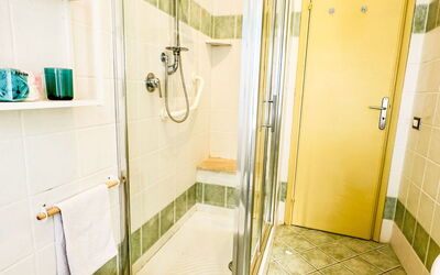 Ambra 649.6: Tap, Plumbing Fixture, Building, Sink, Property, Shower Head, Bathroom, Shower