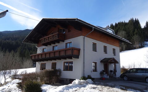 Eisenhut: Sky, Building, Property, Window, Cloud, Snow, Wheel, Plant, Slope