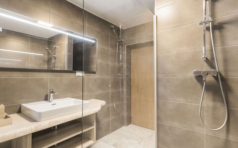 Eisenhut: Mirror, Tap, Plumbing Fixture, Sink, Shower Head, Property, Shower Door, Building, Bathroom, Shower