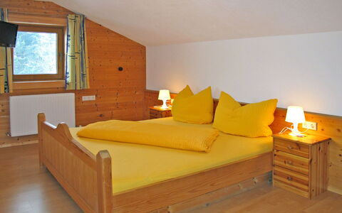 Unterkreuter: Furniture, Bed, Room, Bedroom, Property, Bed Sheet, Floor, Bed Frame, Hardwood, Interior Design