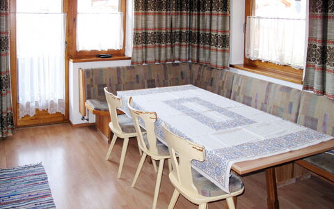 Josef: Room, Furniture, Property, Table, Floor, House, Building, Interior Design, Dining Room, Tablecloth