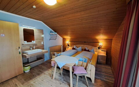 Schragl: Furniture, Comfort, Building, Bed Frame, Wood, Pillow, Interior Design, Bed, Floor, House