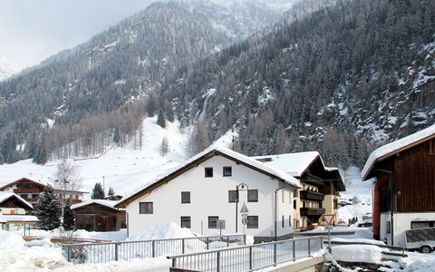 Gaugg: Snow, Winter, Mountain, Mountain Village, Mountainous Landforms, Hill Station, Property, Mountain Range, House, Alps