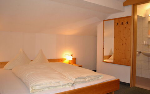 Gaugg: Property, Furniture, Comfort, Wood, Textile, Bed Frame, Orange, Bed, Interior Design, Architecture