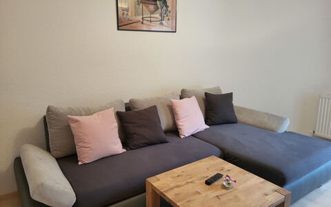 Köhle: Table, Furniture, Couch, Property, Comfort, Pillow, Wood, Textile, Interior Design, Picture Frame