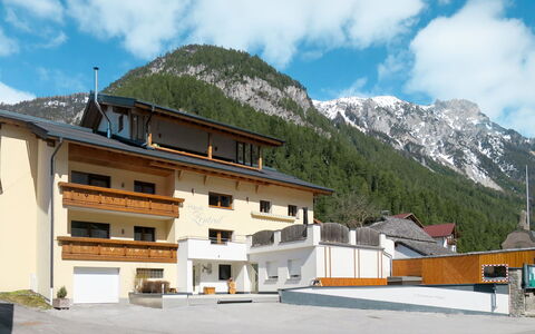 Zentral: Cloud, Sky, Building, Mountain, Property, Window, House, Snow, Mountainous Landforms