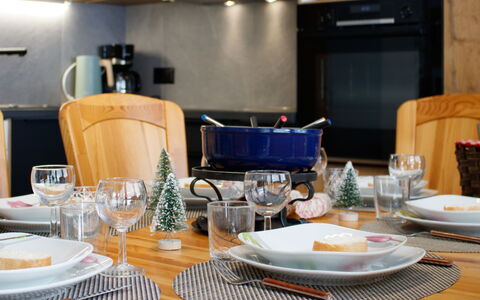Siviez-Nendaz 649: Tableware, Furniture, Serveware, Table, Food, Dishware, Plate, Drinkware, Chair