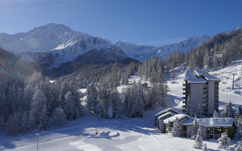 Siviez-Nendaz 649: Snow, Winter, Mountain, Mountainous Landforms, Mountain Range, Piste, Alps, Sky, Hill Station, Massif