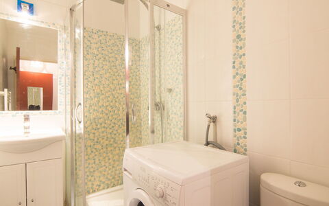 Juncades: Bathroom, Property, Room, Tile, Interior Design, Plumbing Fixture, Floor, Bathroom Accessory, Architecture, Real Estate