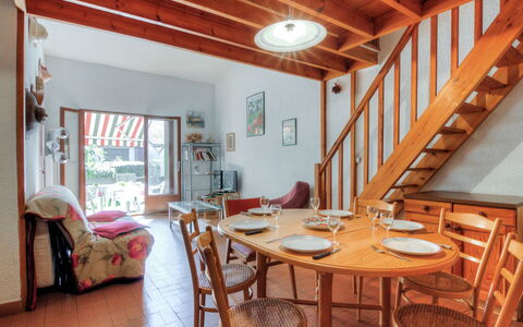 Juncades: Room, Property, Building, Furniture, Ceiling, House, Interior Design, Real Estate, Home, Loft