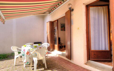 Juncades: Property, Building, Room, House, Real Estate, Home, Interior Design, Apartment, Boutique Hotel, Porch