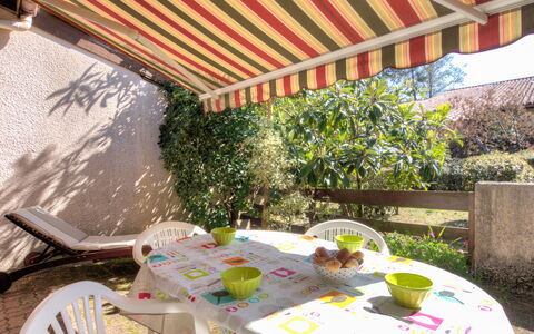 Juncades: Plant, Property, Furniture, Light, Chair, Table, Outdoor Furniture, Shade, Outdoor Table, Tablecloth