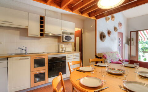 Juncades: Property, Room, Building, Furniture, Interior Design, Kitchen, Ceiling, Countertop, Cabinetry, House