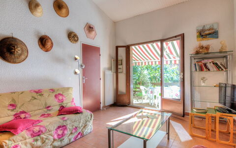 Juncades: Room, Furniture, Property, Interior Design, Pink, Building, Bedroom, Floor, House, Bed