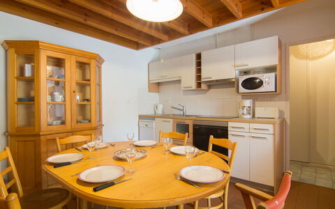 Juncades: Room, Property, Furniture, Dining Room, Building, Interior Design, Table, Ceiling, House, Floor