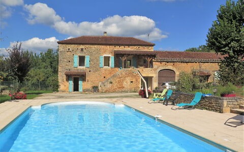 Les Grèzes: Water, Sky, Cloud, Plant, Building, Swimming Pool, Azure, Window, Tree, House