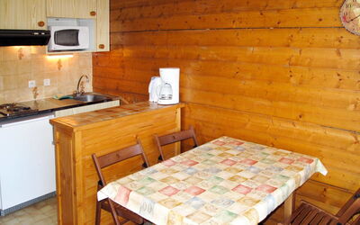 Veronica, Anna-Maria et Corina (Chl165) 651.1: Room, Property, Furniture, Floor, Building, House, Kitchen, Interior Design, Cottage, Wood
