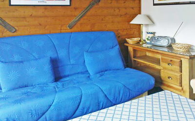 Veronica, Anna Maria et Corina (Chl167) 651.3: Furniture, Room, Couch, Blue, Property, Turquoise, Interior Design, Living Room, Table, Bed