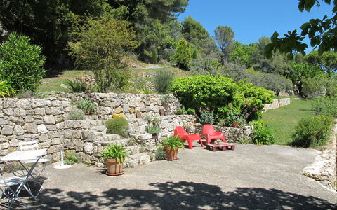 Le Cabanon: Vegetation, Shrub, Spring, Cottage, Garden, Shade, Backyard, Yard, Chair