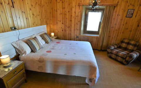 Trepalle: Furniture, Property, Picture Frame, Comfort, Building, Wood, Drawer, Cabinetry, Interior Design, Lighting