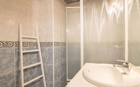 Douc: Bathroom, Property, Tile, Room, Interior Design, Wall, Real Estate, Plumbing Fixture, Bathtub, Architecture