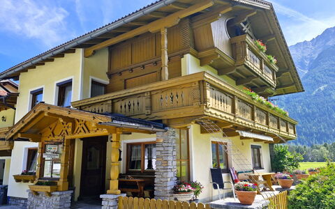Längenfeld 681: Wood, Roof, House, Cottage, Home, Porch, Village, Lumber, Valley, Farmhouse
