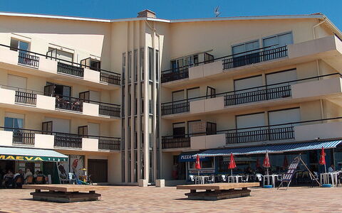 Le Grand Large: Building, Architecture, Mixed-Use, Property, Town, Human Settlement, Residential Area, City, Apartment, Facade