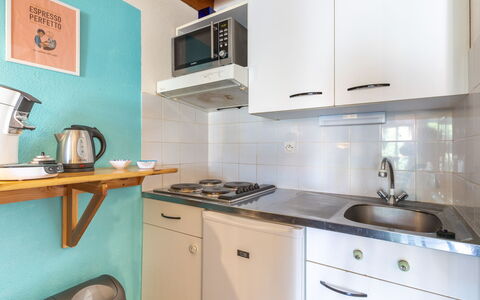 Capbreton 190: Cabinetry, Property, Kitchen Sink, Sink, Building, Countertop, Kitchen, Interior Design, Wood, Kitchen Stove