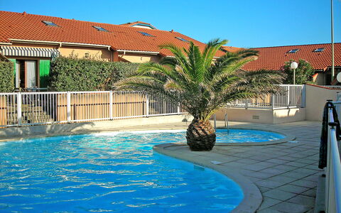 Capbreton 190: Water, Sky, Building, Property, Blue, Plant, Azure, Window, Tree, House