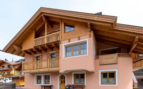 Soraga di Fassa 664: Building, Sky, Window, Wood, Neighbourhood, Residential Area, House, Facade, Real Estate, Roof