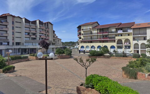 Capbreton 200: Water, Sky, Building, Azure, Mountain, Tree, Architecture, Body Of Water, Lake, Neighbourhood