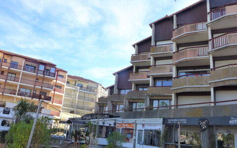 Capbreton 200: Sky, Building, Cloud, Plant, Property, Window, Tower Block, Urban Design, Condominium, Wall