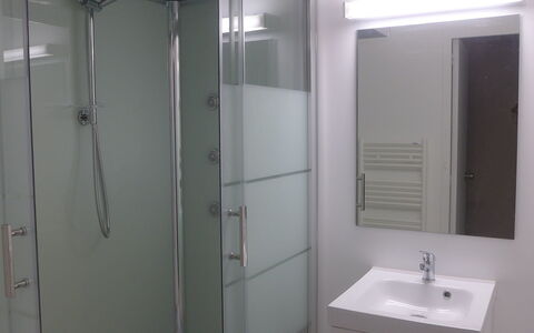 Capbreton 200: Bathroom, Property, Room, Plumbing Fixture, Architecture, Bathroom Accessory, Glass, Shower Door, Interior Design, House