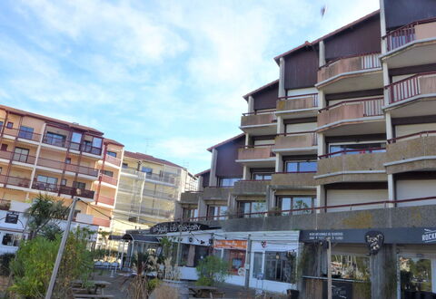 Capbreton 200: Sky, Building, Cloud, Plant, Property, Window, Tower Block, Urban Design, Condominium, Wall