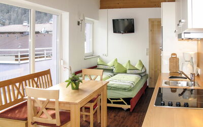 Diamant 730.4: Room, Furniture, Property, Interior Design, Building, Ceiling, Floor, House, Living Room, Table