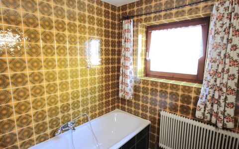 Gangerhof: Plumbing Fixture, Flooring, Bathroom, Interior Design, Floor, Plumbing, Tile, Tap, Bathtub, Room