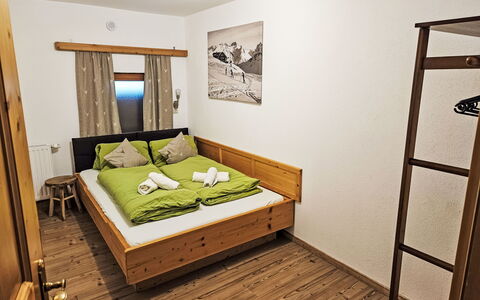 Apart 14: Wood, Flooring, Bedroom, Floor, Home, Bed, Interior Design, House, Furniture, Wood Flooring