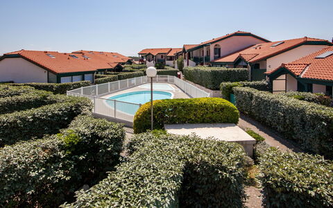 Capbreton 750: Sky, Building, Plant, Urban Design, Tower Block, Condominium, Real Estate, City, Facade, Commercial Building