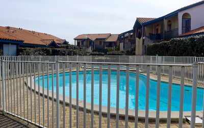 Capbreton 750: Water, Sky, Building, Window, Swimming Pool, Azure, Fence, Cloud, Body Of Water, House