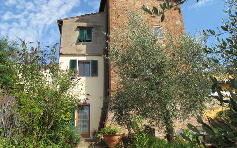 Torre di Meo: Sky, Plant, Property, Building, Window, Cloud, Flower, Flowerpot, Facade