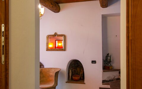 Torre di Meo: Building, Wood, Picture Frame, Living Room, Houseplant, Interior Design, Plant, Floor, Comfort, Wall