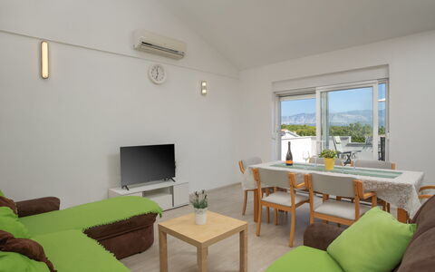 Lavendel: Room, Property, Furniture, Interior Design, Building, Living Room, House, Table, Real Estate, Floor